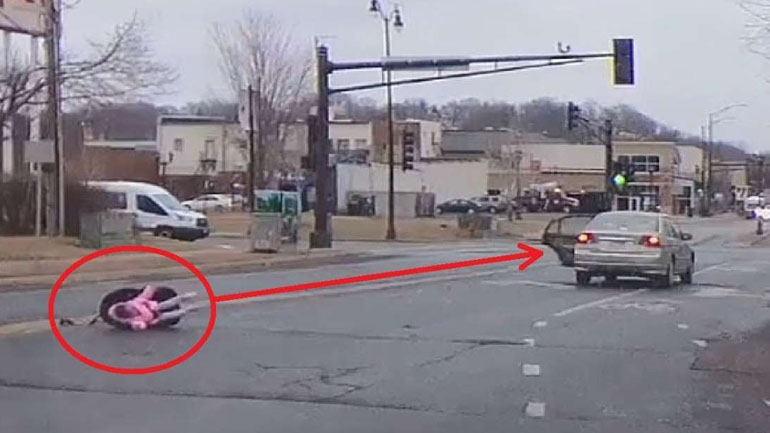 Μωρό φεύγει μαζί με το καθισματάκι έξω από το αυτοκίνητο!